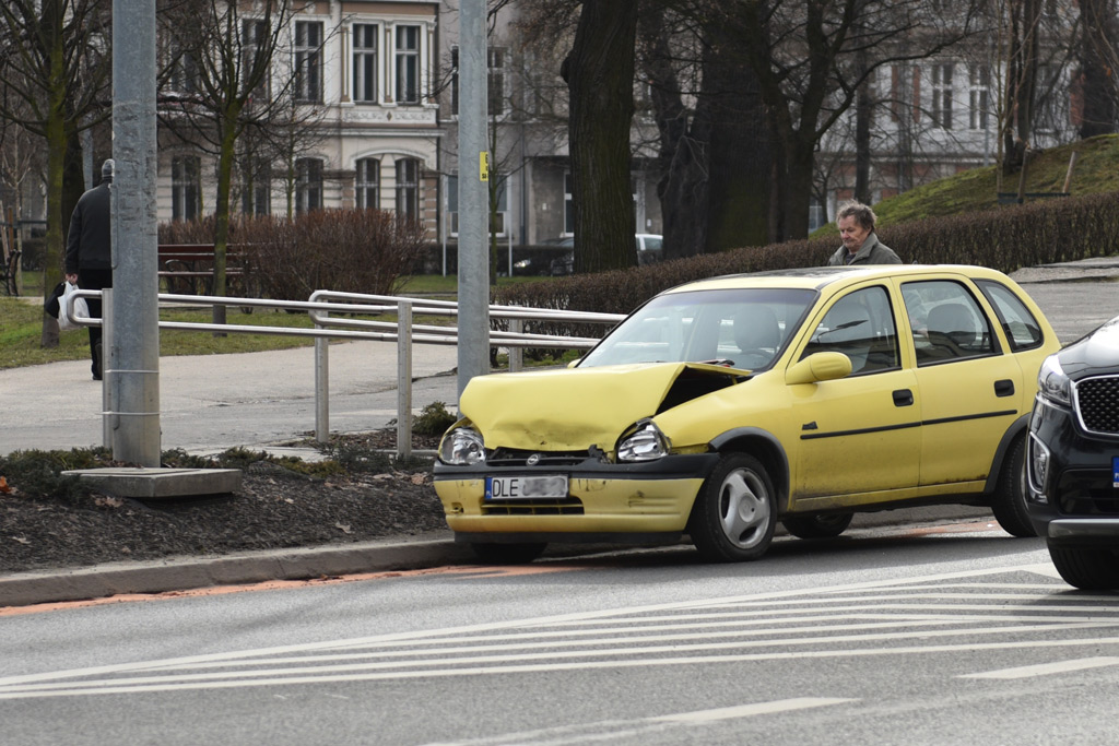 Dwa samochody uczestniczyly w kolizji na ulicy Witelona