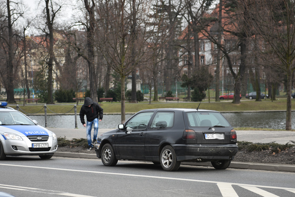 Dwa samochody uczestniczyly w kolizji na ulicy Witelona