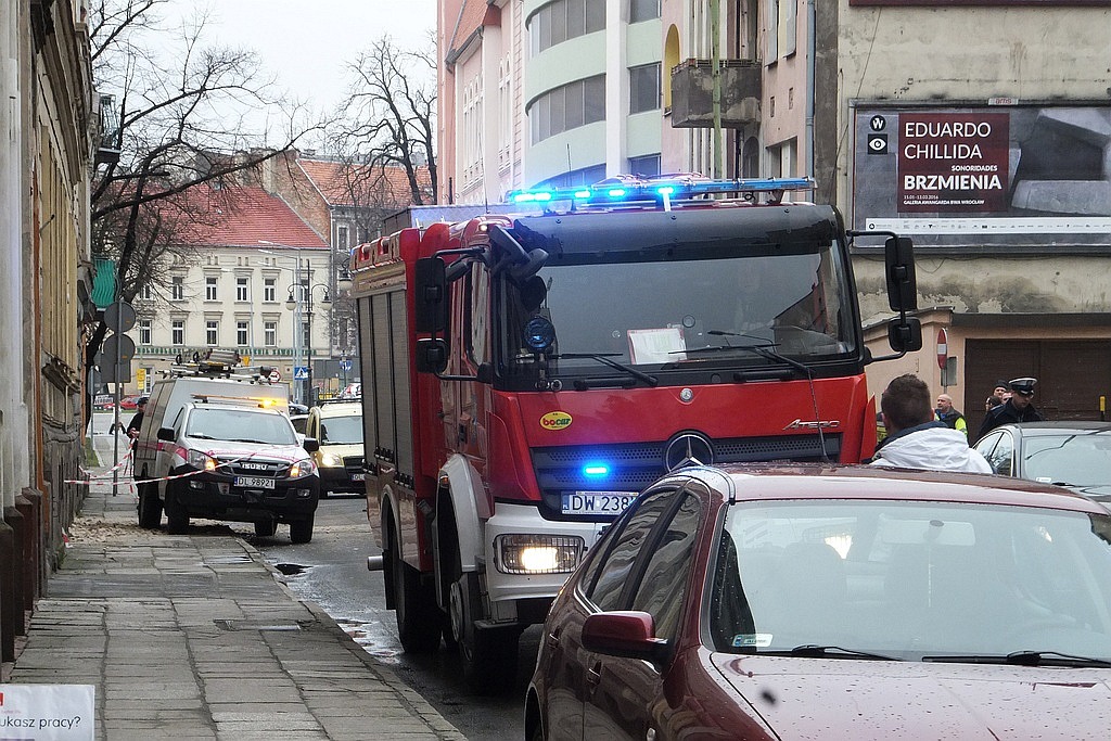 Z budynku przy ul. Wjazdowej odpadł gzyms. Uszkodził samochody