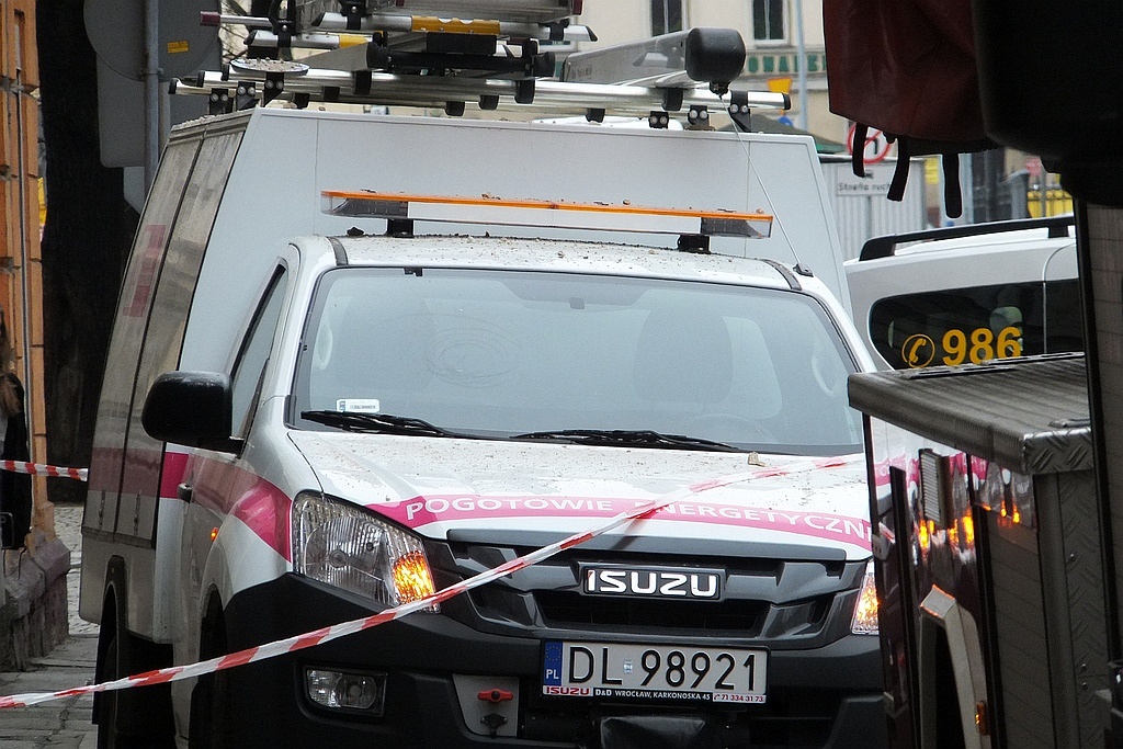 Z budynku przy ul. Wjazdowej odpadł gzyms. Uszkodził samochody