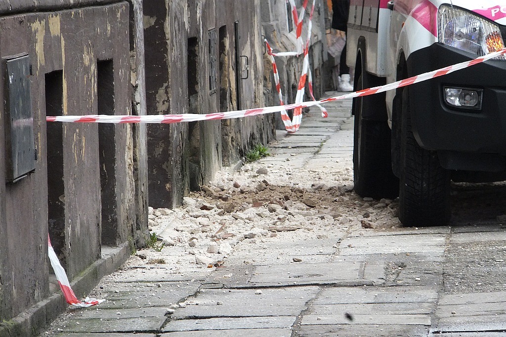 Z budynku przy ul. Wjazdowej odpadł gzyms. Uszkodził samochody
