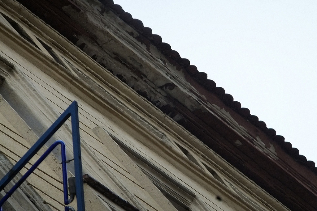 Z budynku przy ul. Wjazdowej odpadł gzyms. Uszkodził samochody