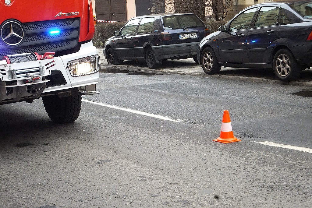 Z budynku przy ul. Wjazdowej odpadł gzyms. Uszkodził samochody