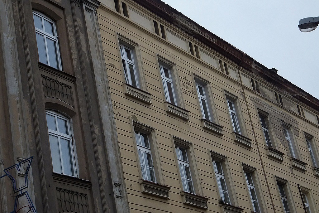 Z budynku przy ul. Wjazdowej odpadł gzyms. Uszkodził samochody