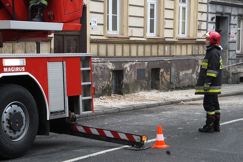 Z budynku przy ul. Wjazdowej odpadł gzyms. Uszkodził samochody