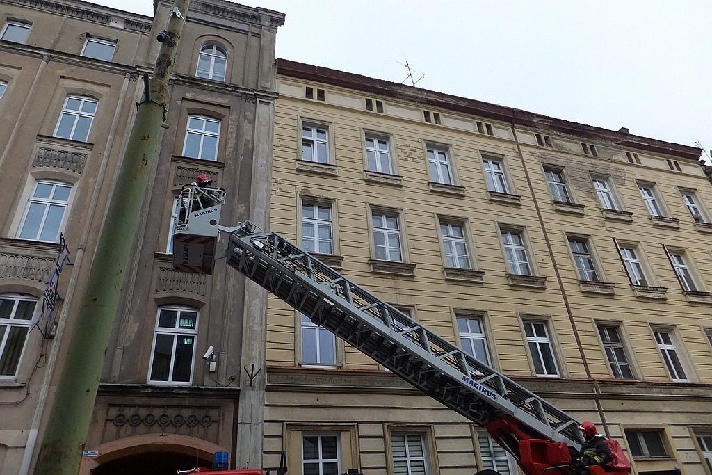 Z budynku przy ul. Wjazdowej odpadł gzyms. Uszkodził samochody