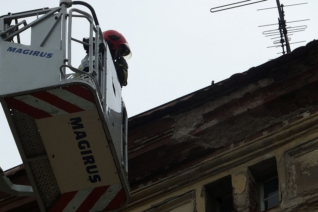 Z budynku przy ul. Wjazdowej odpadł gzyms. Uszkodził samochody