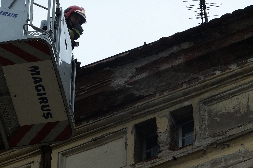 Z budynku przy ul. Wjazdowej odpadł gzyms. Uszkodził samochody