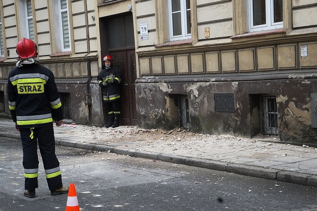 Z budynku przy ul. Wjazdowej odpadł gzyms. Uszkodził samochody