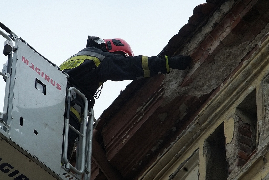 Z budynku przy ul. Wjazdowej odpadł gzyms. Uszkodził samochody