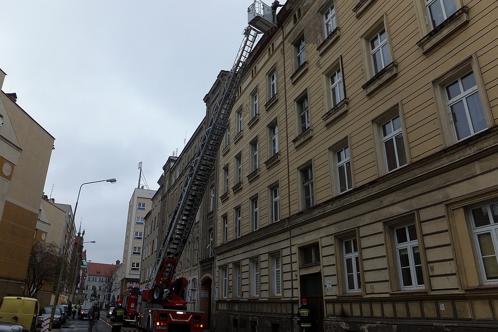 Z budynku przy ul. Wjazdowej odpadł gzyms. Uszkodził samochody