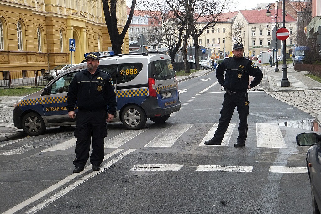 Z budynku przy ul. Wjazdowej odpadł gzyms. Uszkodził samochody
