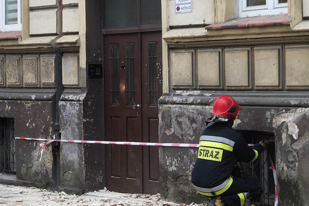 Z budynku przy ul. Wjazdowej odpadł gzyms. Uszkodził samochody