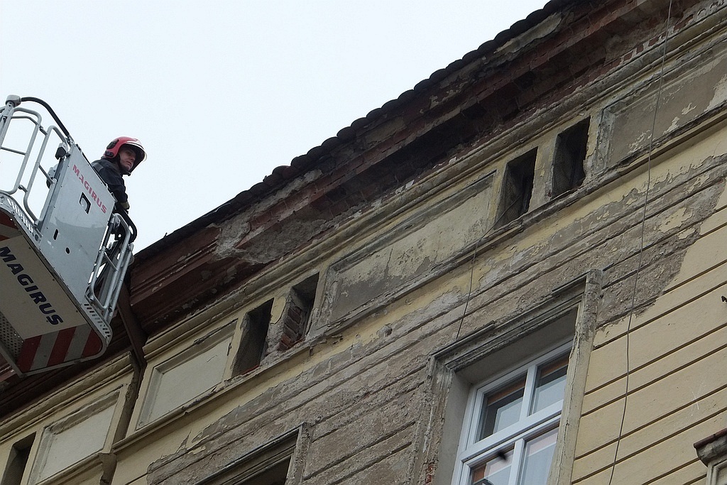 Z budynku przy ul. Wjazdowej odpadł gzyms. Uszkodził samochody