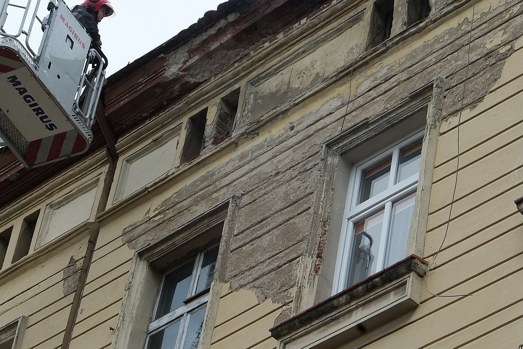 Z budynku przy ul. Wjazdowej odpadł gzyms. Uszkodził samochody