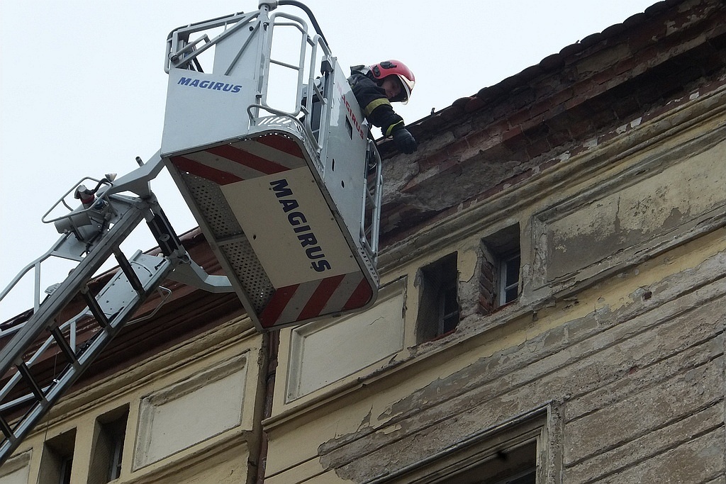 Z budynku przy ul. Wjazdowej odpadł gzyms. Uszkodził samochody
