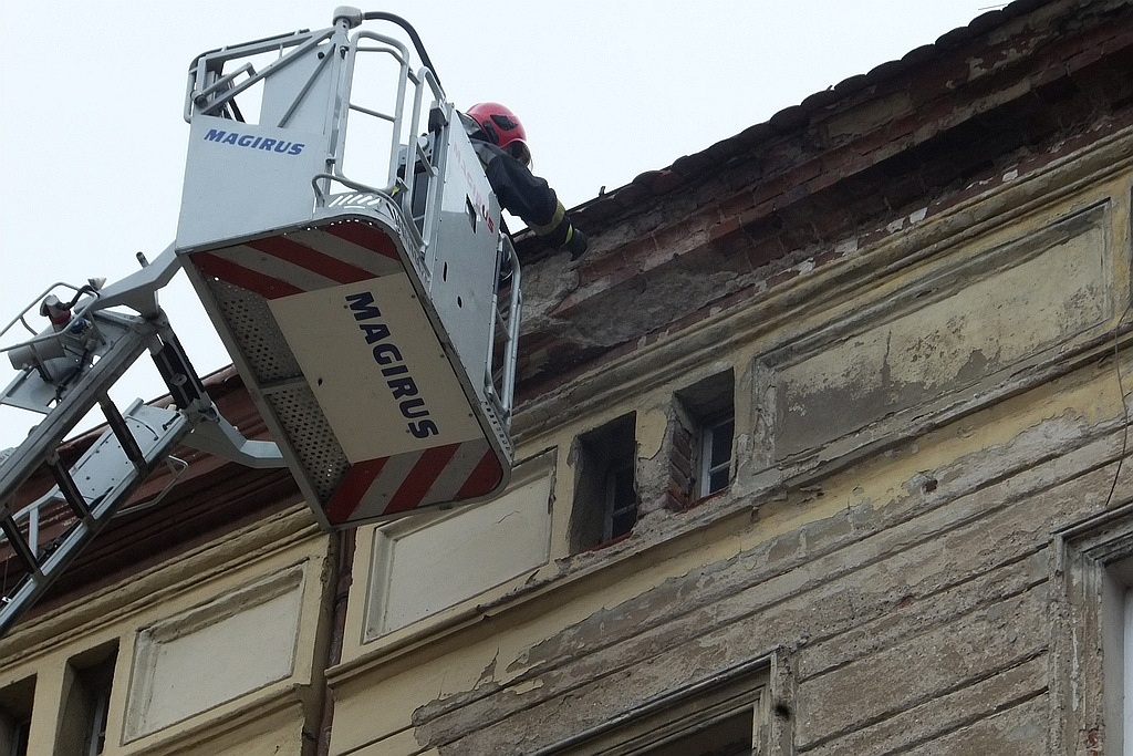 Z budynku przy ul. Wjazdowej odpadł gzyms. Uszkodził samochody