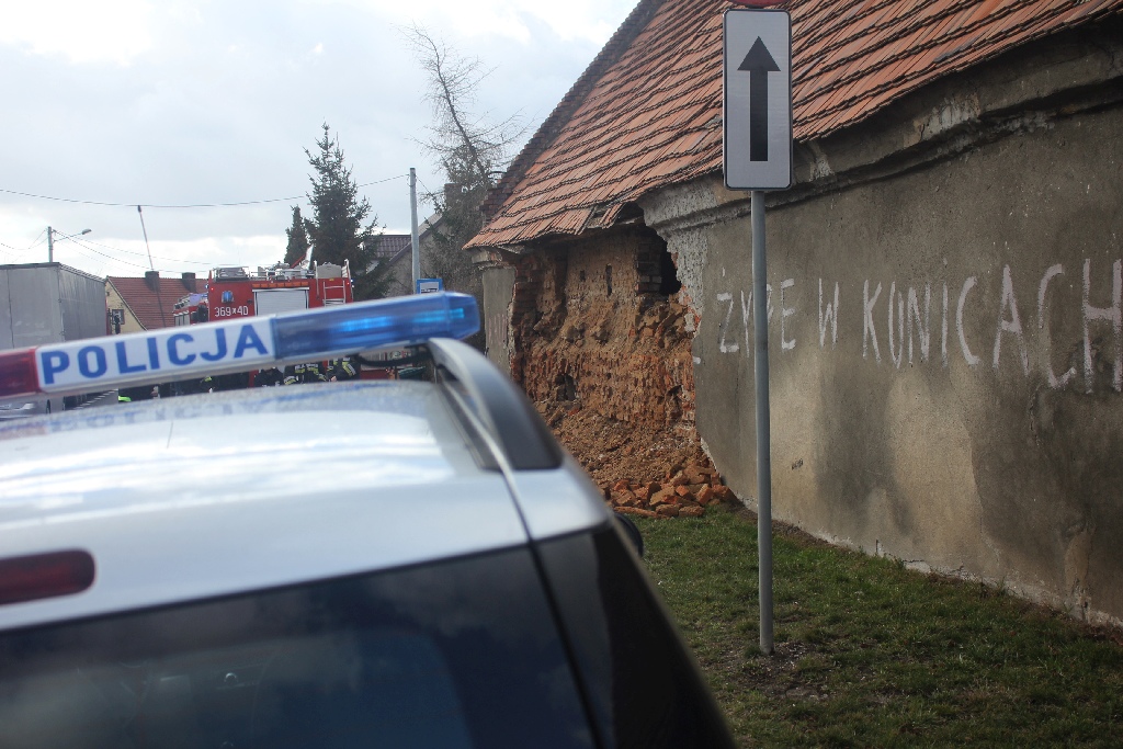 W Kunicach na drogę runęła ściana budynku gospodarczego