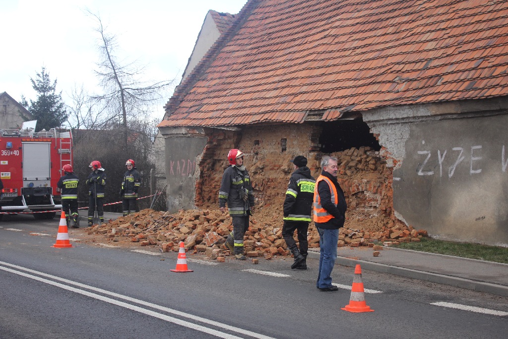W Kunicach na drogę runęła ściana budynku gospodarczego