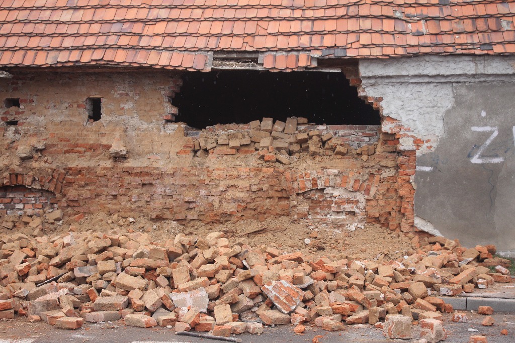 W Kunicach na drogę runęła ściana budynku gospodarczego
