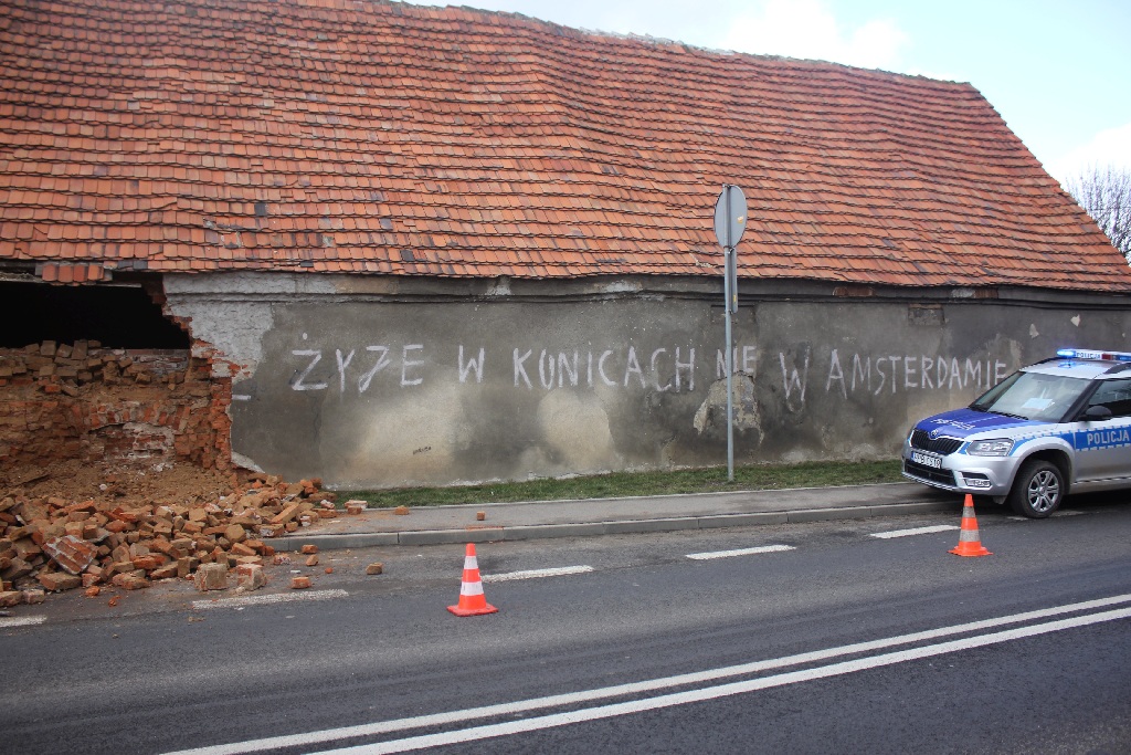W Kunicach na drogę runęła ściana budynku gospodarczego