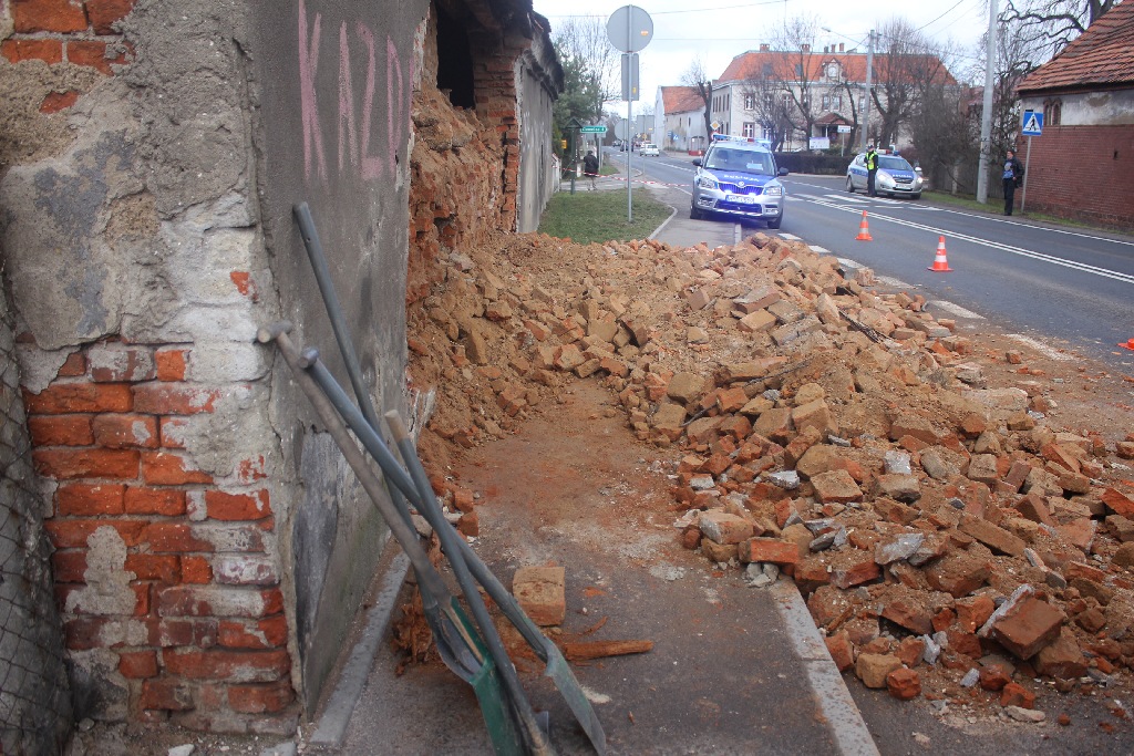 W Kunicach na drogę runęła ściana budynku gospodarczego