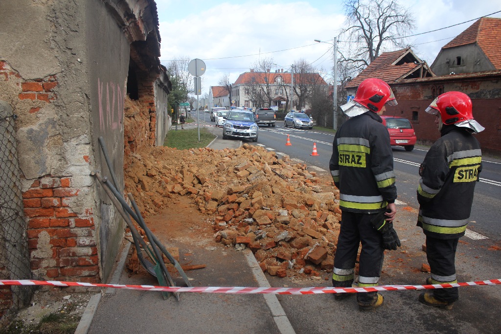 W Kunicach na drogę runęła ściana budynku gospodarczego