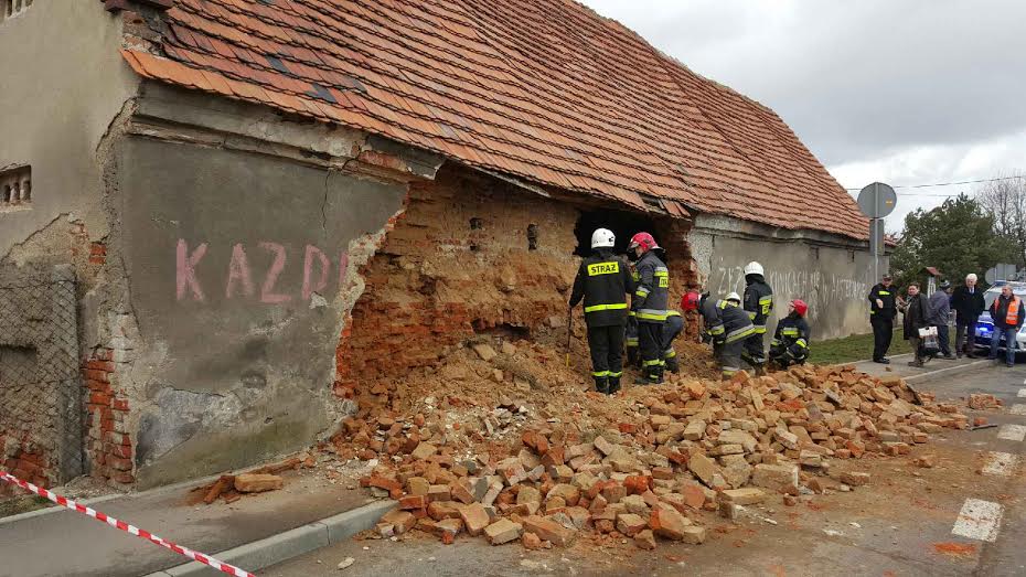 W Kunicach na drogę runęła ściana budynku gospodarczego
