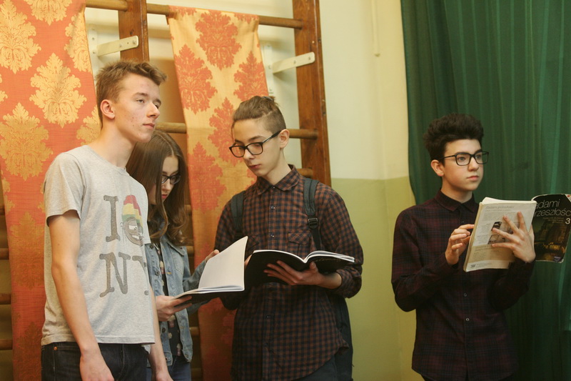 Spektakl „Literatura dawna wczoraj i dziś” w Gimnazjum nr 5