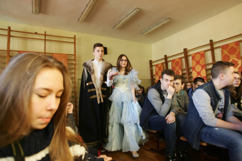 Spektakl „Literatura dawna wczoraj i dziś” w Gimnazjum nr 5