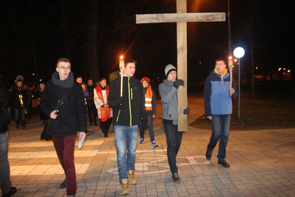 Nietypowa droga krzyżowa w legnickim Parku Miejskim