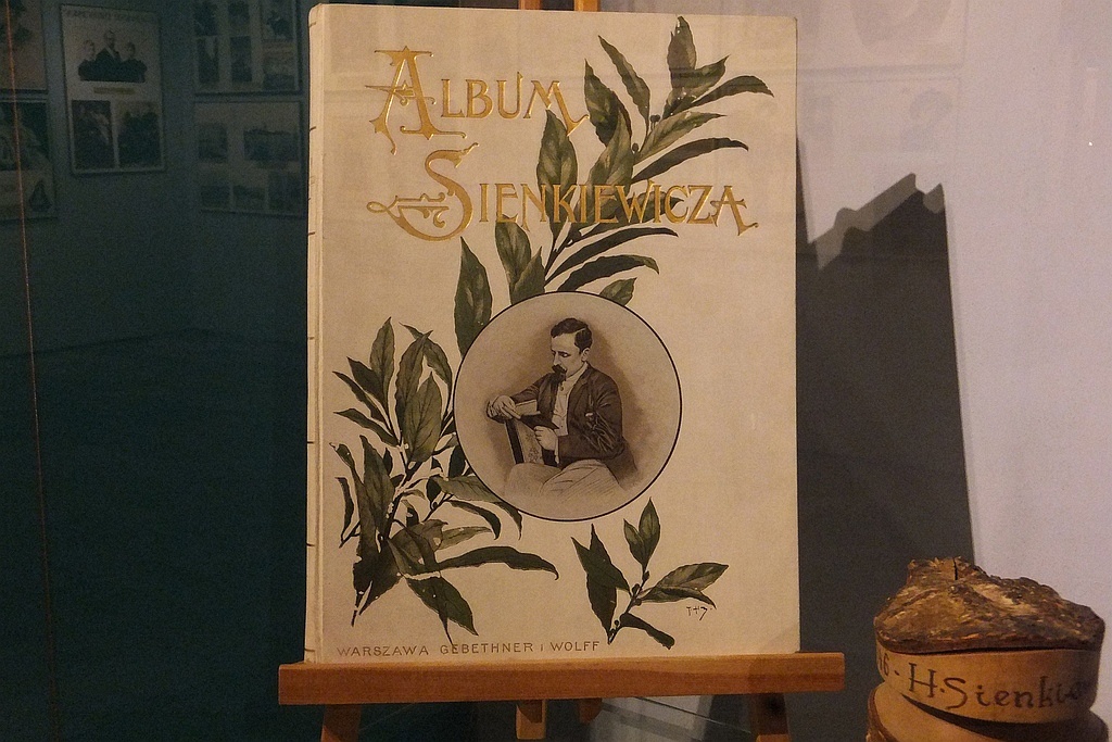 Wystawa o Henryku Sienkiewiczu i malarstwo wiejskie w muzeum