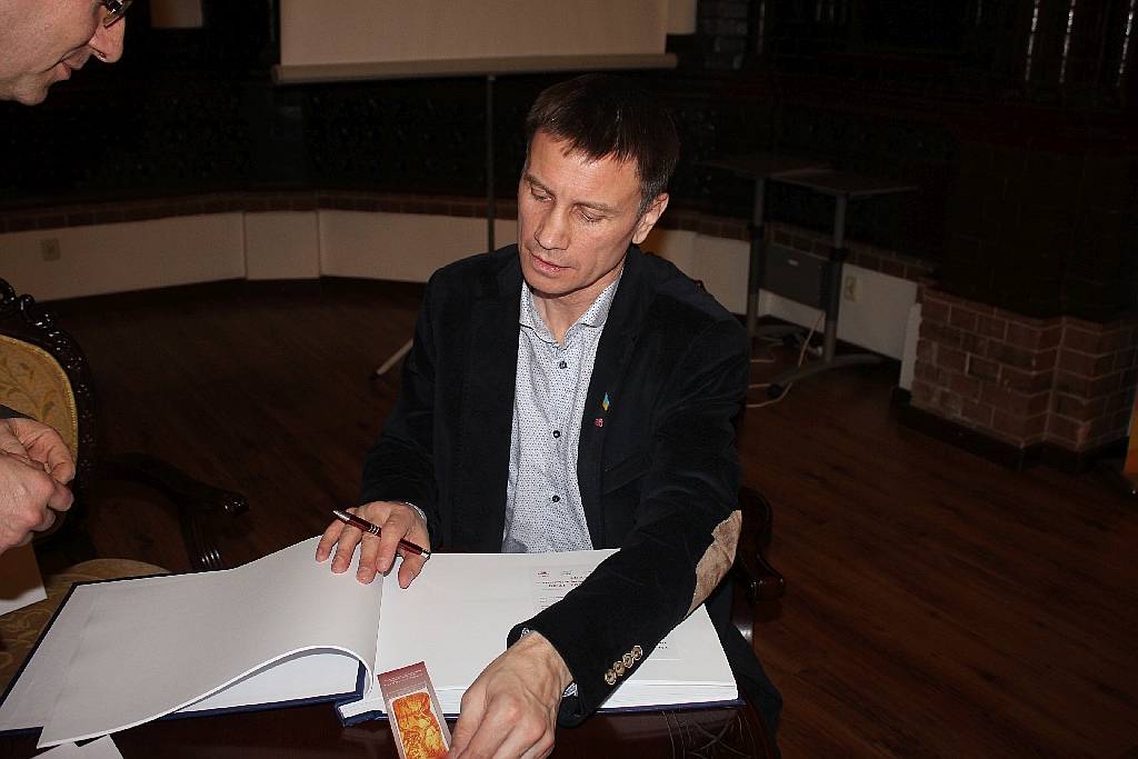 Igor Szarapow spotkał się w legnickiej bibliotece z legniczanami