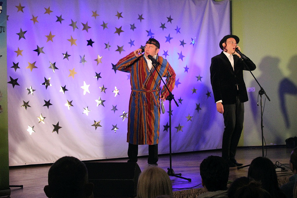 Kabaret pod Wyrwigroszem wystąpił w Kunicach na Dzień Kobiet