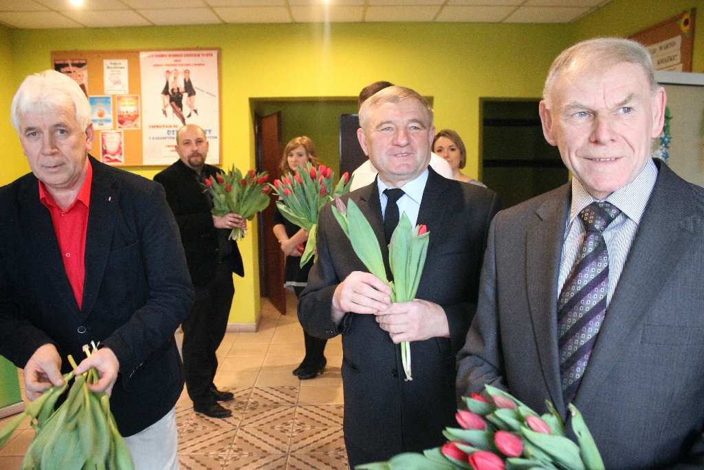 Kabaret pod Wyrwigroszem wystąpił w Kunicach na Dzień Kobiet