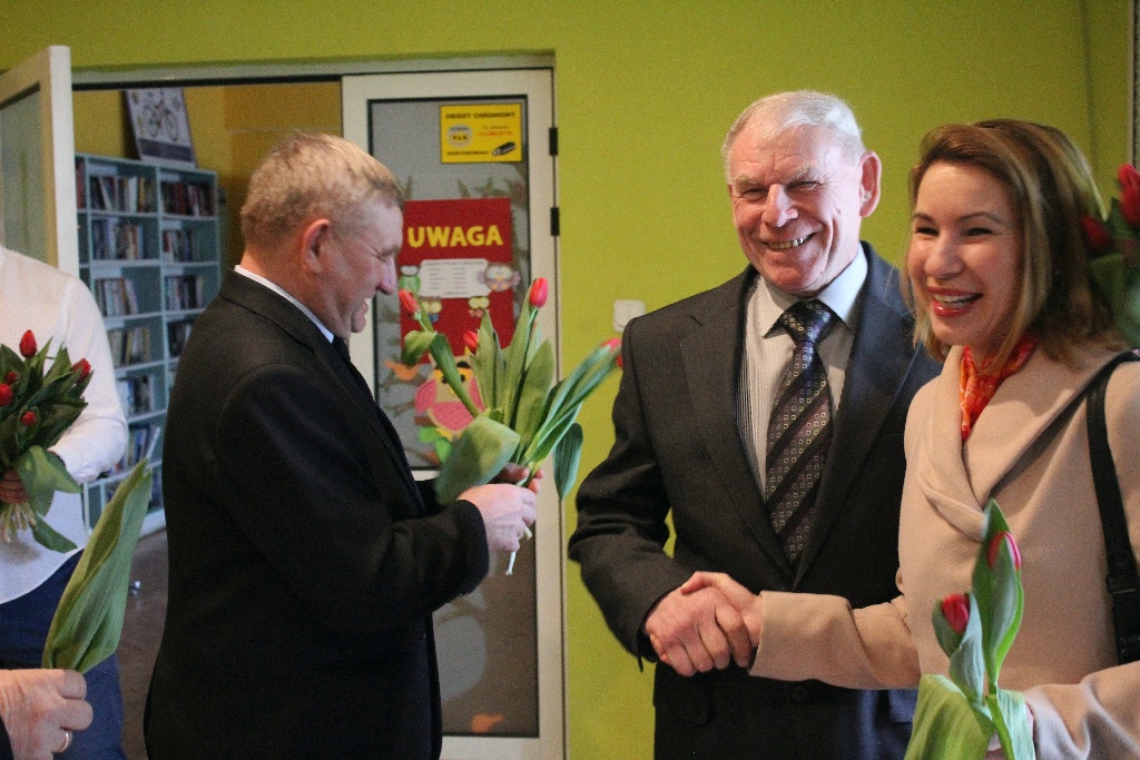 Kabaret pod Wyrwigroszem wystąpił w Kunicach na Dzień Kobiet