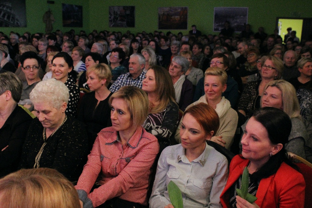 Kabaret pod Wyrwigroszem wystąpił w Kunicach na Dzień Kobiet