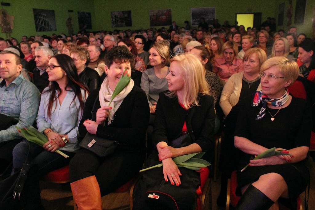 Kabaret pod Wyrwigroszem wystąpił w Kunicach na Dzień Kobiet