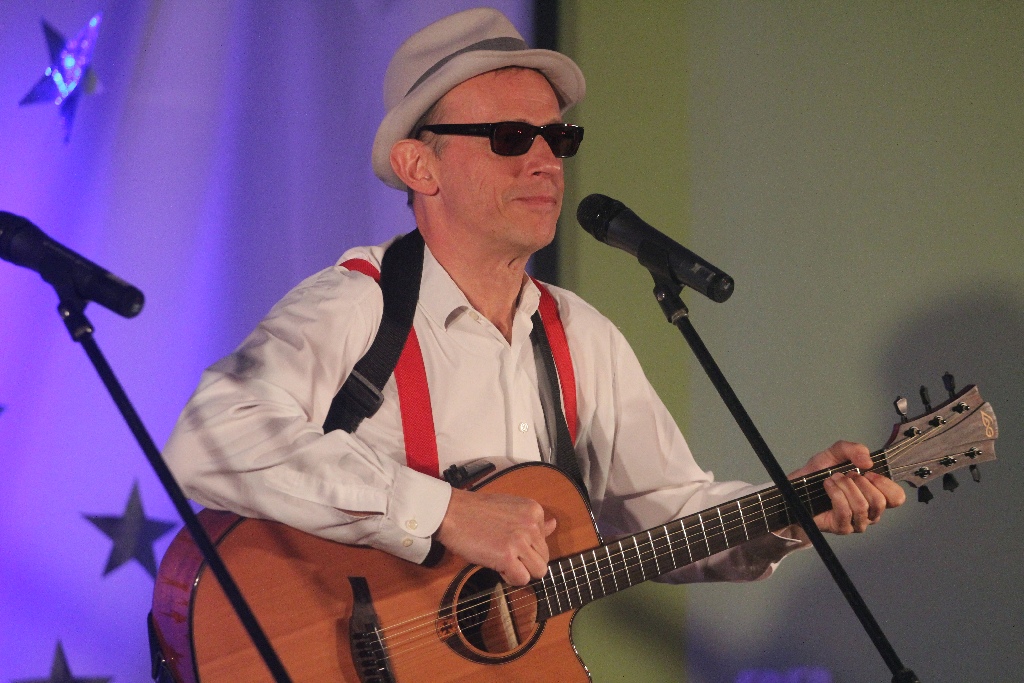 Kabaret pod Wyrwigroszem wystąpił w Kunicach na Dzień Kobiet