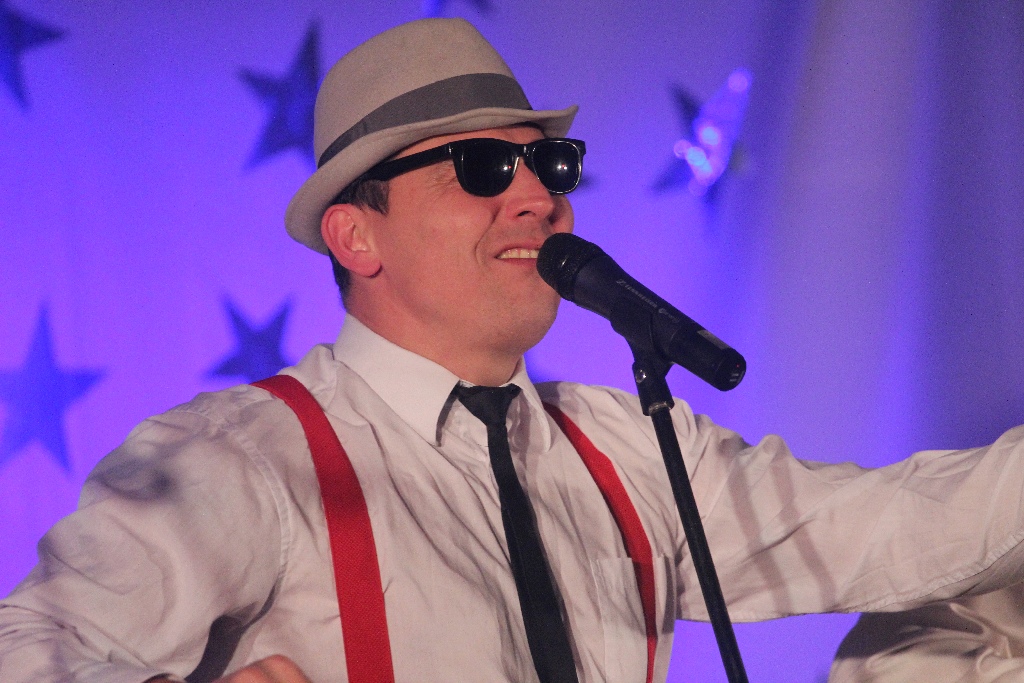 Kabaret pod Wyrwigroszem wystąpił w Kunicach na Dzień Kobiet