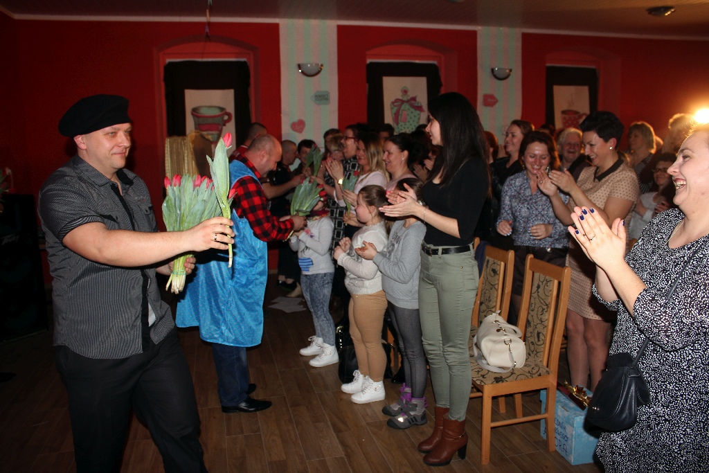 Mieszkanki Koskowic obejrzały męski występ z okazji Dnia Kobiet