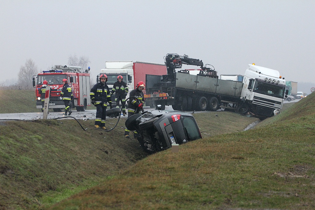 Na obwodnicy samochód ciężarowy zderzył się z osobówką