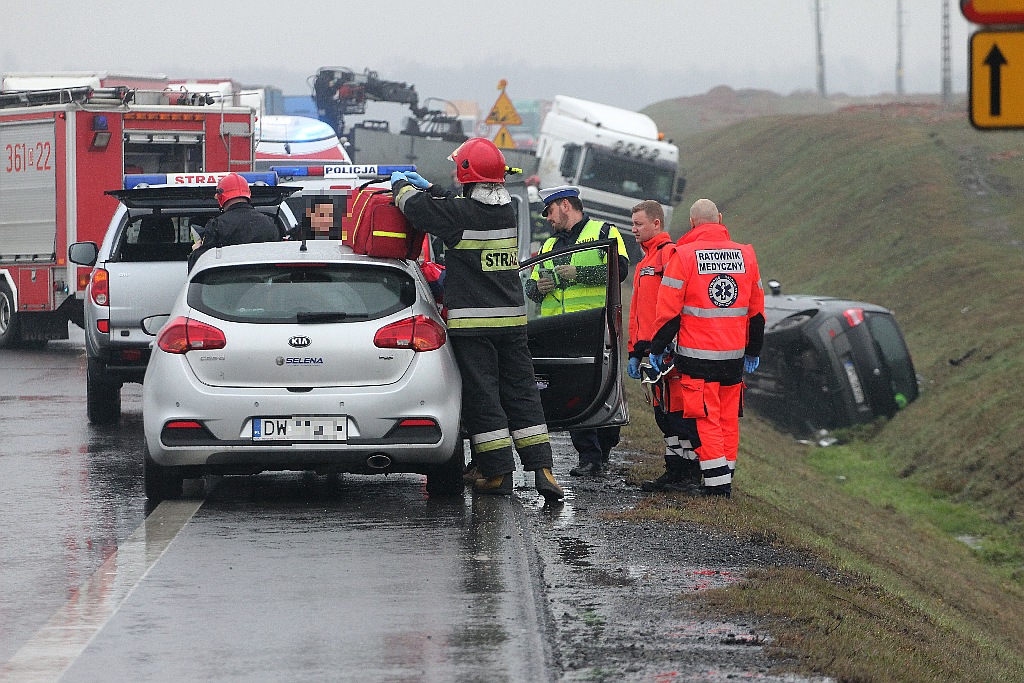 Na obwodnicy samochód ciężarowy zderzył się z osobówką