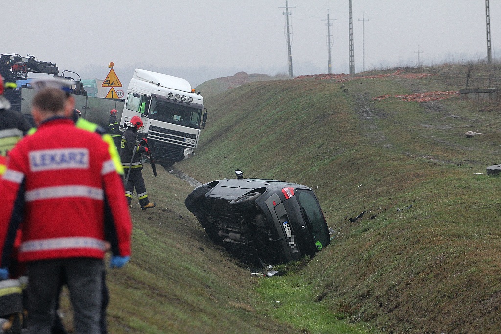 Na obwodnicy samochód ciężarowy zderzył się z osobówką