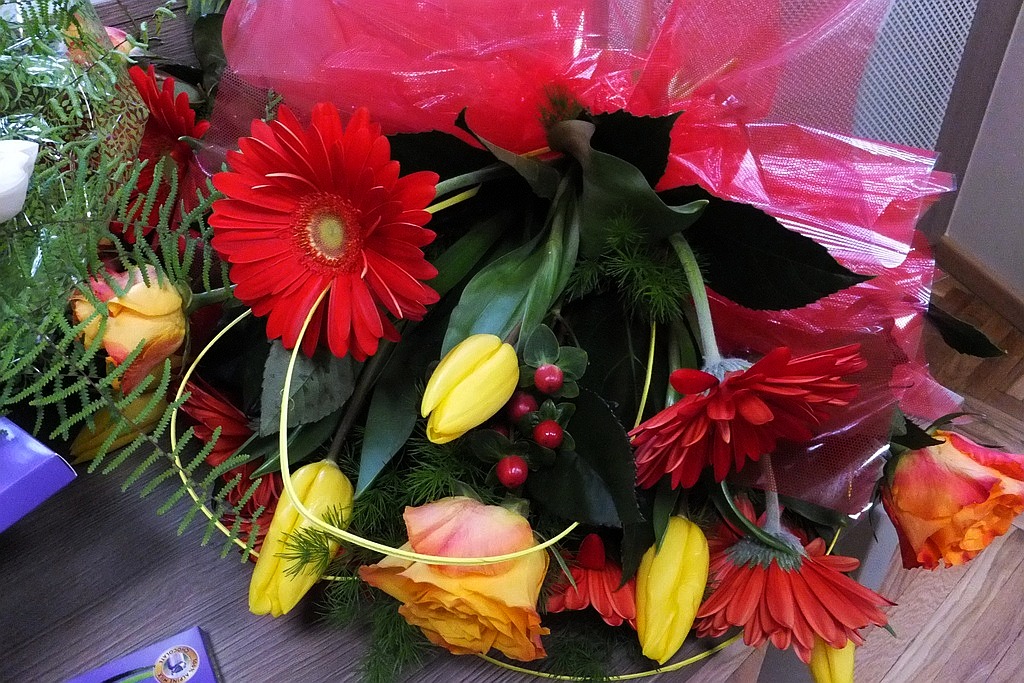 Pracownice starostwa obdarowane słodyczami na Dzień Kobiet