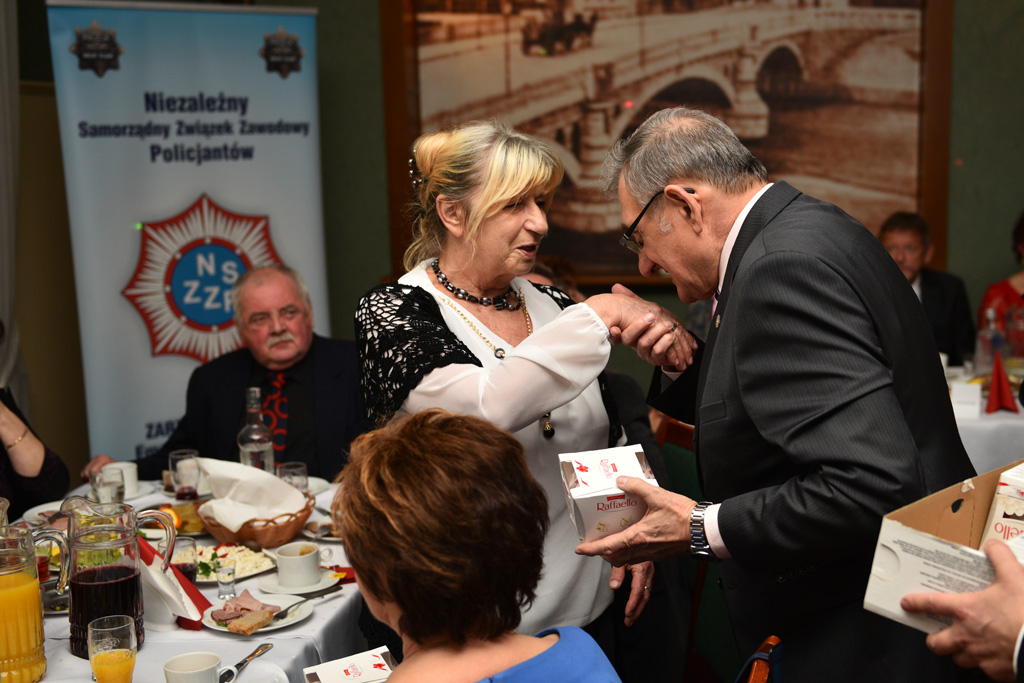 Policyjni emeryci zaprosili swoje panie na wspólne świętowanie