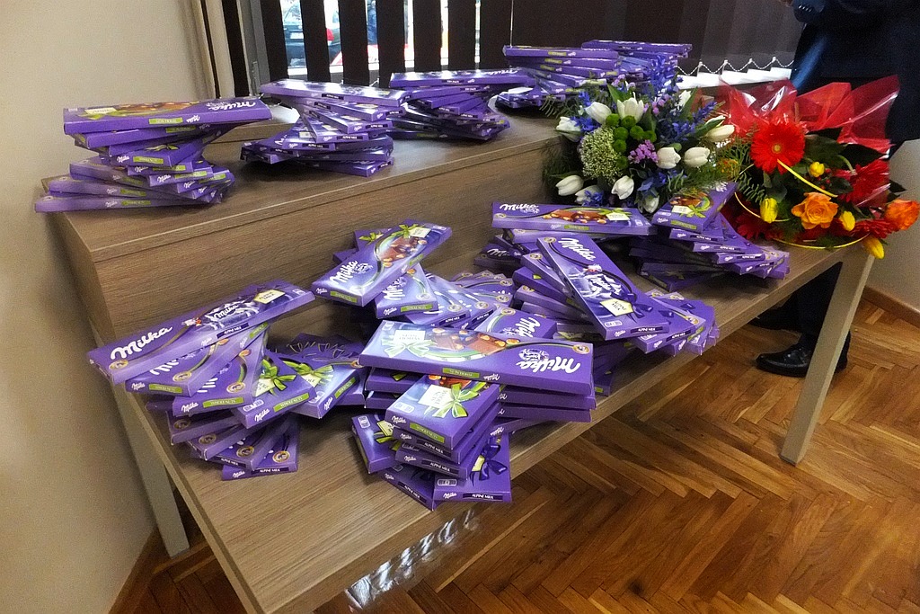 Pracownice starostwa obdarowane słodyczami na Dzień Kobiet