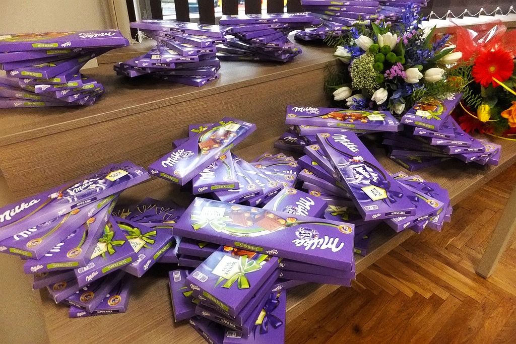 Pracownice starostwa obdarowane słodyczami na Dzień Kobiet