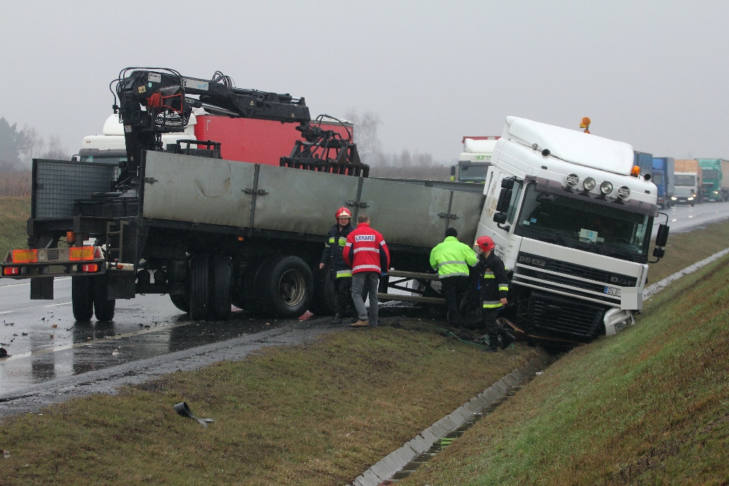 Na obwodnicy samochód ciężarowy zderzył się z osobówką