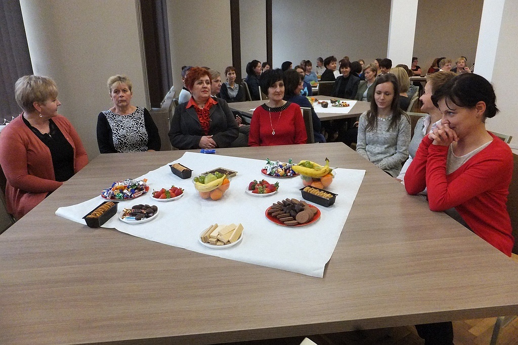 Pracownice starostwa obdarowane słodyczami na Dzień Kobiet